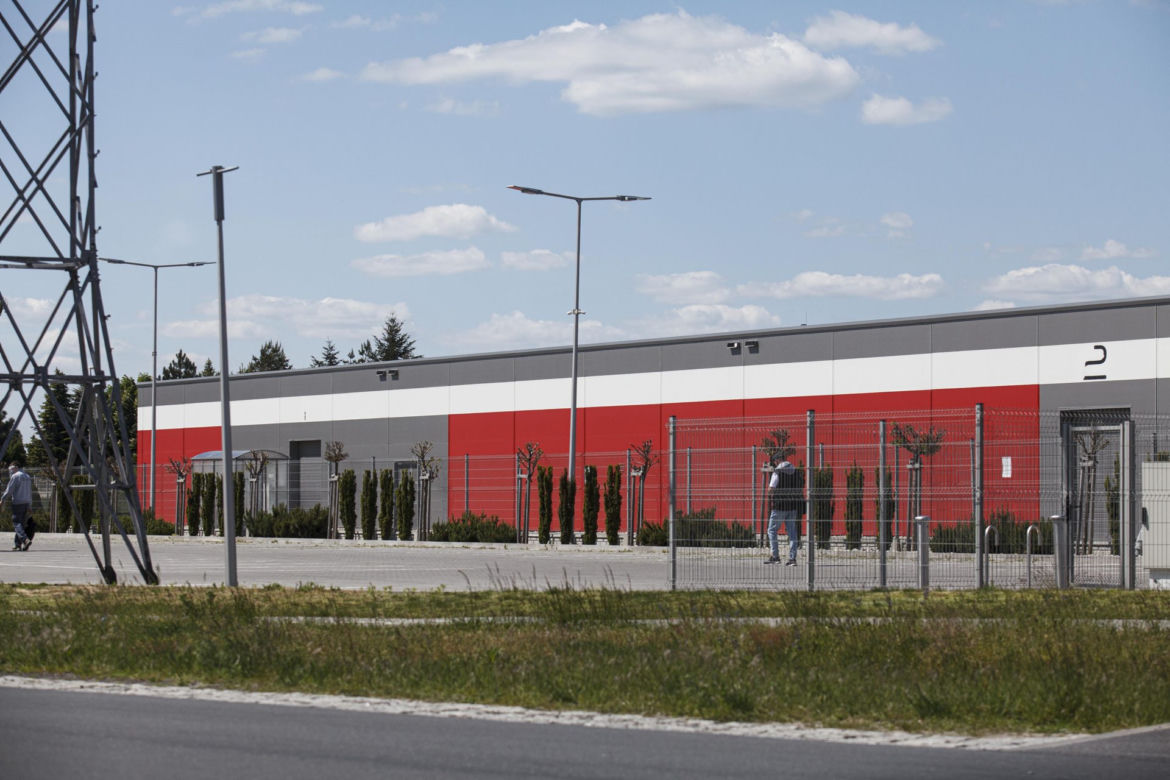 Koronawirus zamknął fabrykę mebli