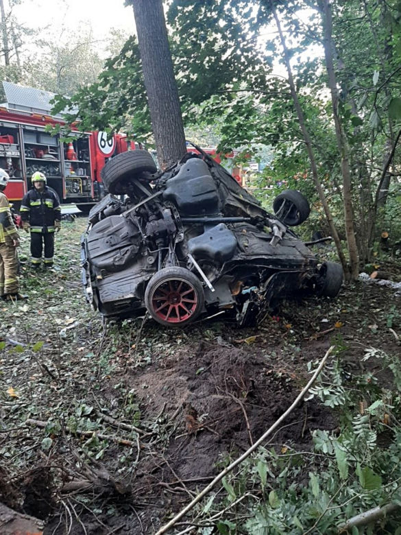 Horror  pod Siedlcami. 21-latek w bmw roztrzaskał się o drzewo. Auto owinęło się wokół pnia!