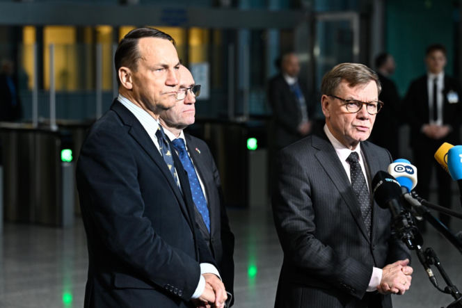 Minister spraw zagranicznych RP Radosław Sikorski przed posiedzeniem ministrów spraw zagranicznych państw NATO