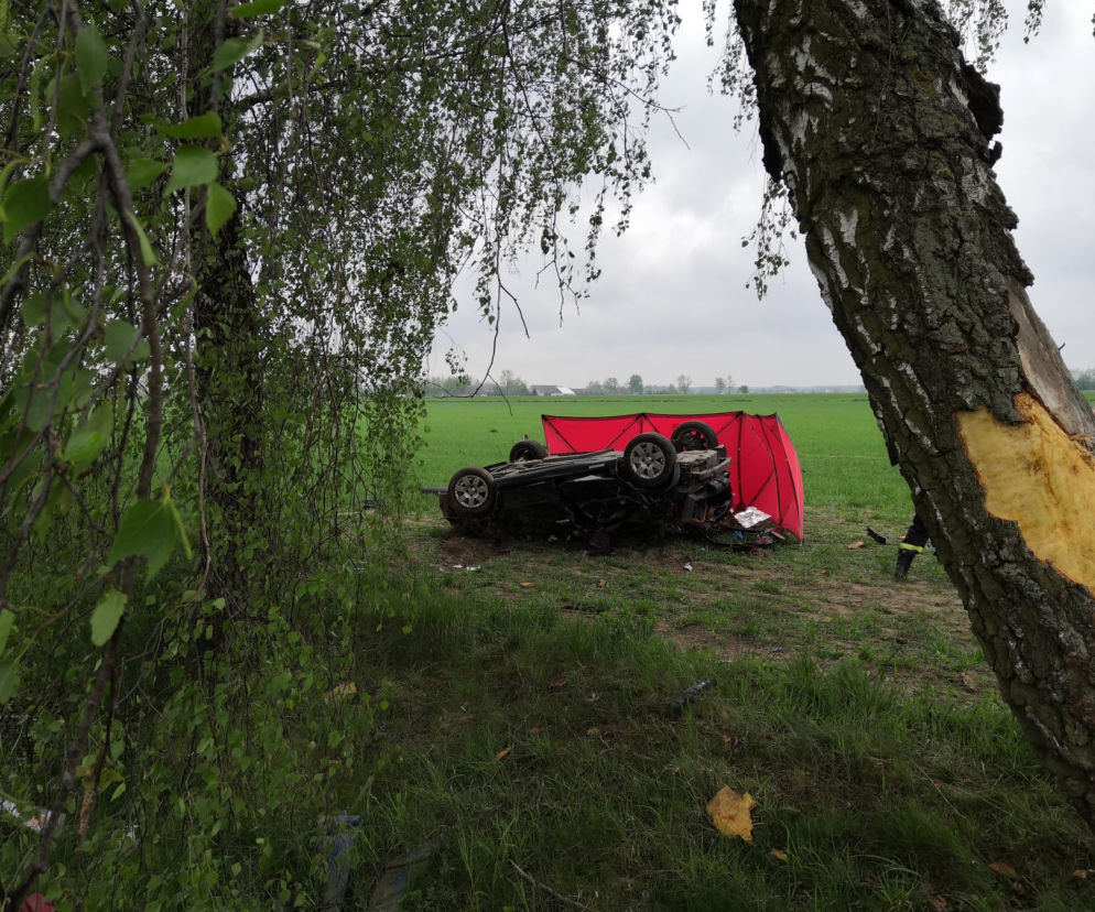 Nienałty-Szymany. Nie żyje kierowca Citroena! Rozbił się o dwa drzewa i dachował [ZDJĘCIA]