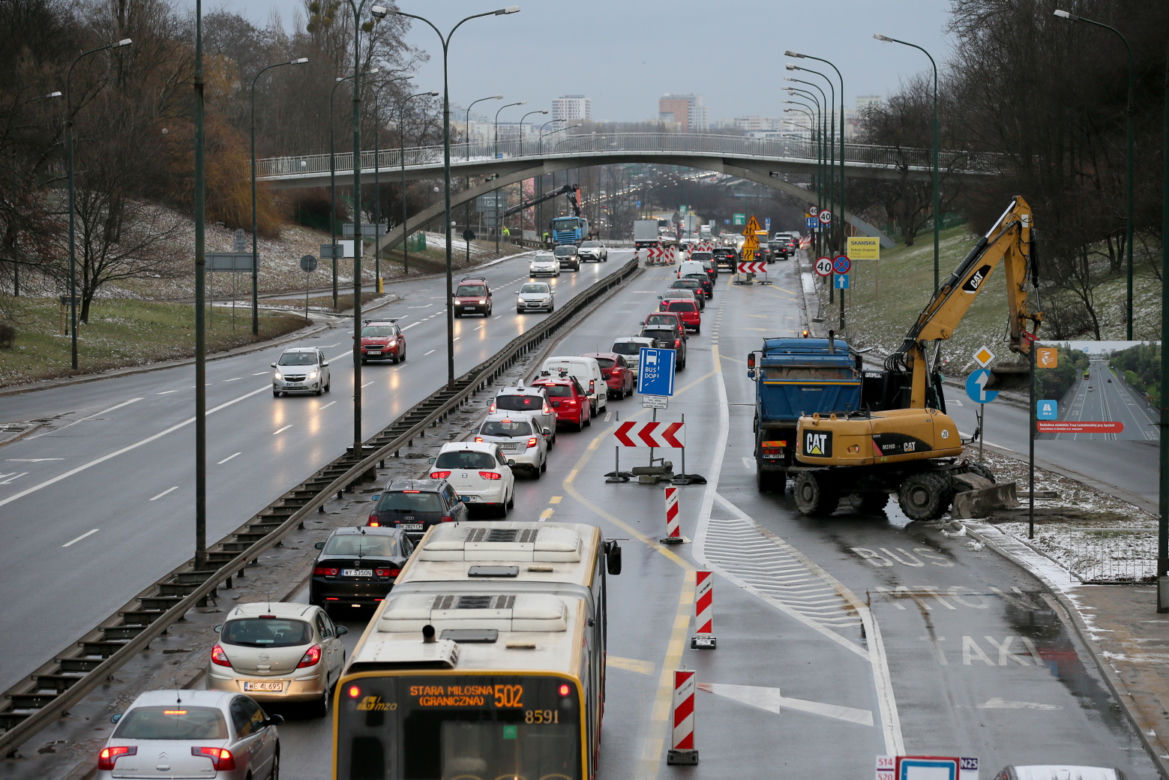 Slalom na Trasie Łazienkowskiej. Trwa remont wiaduktów