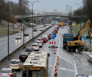 Slalom na Trasie Łazienkowskiej. Trwa remont wiaduktów