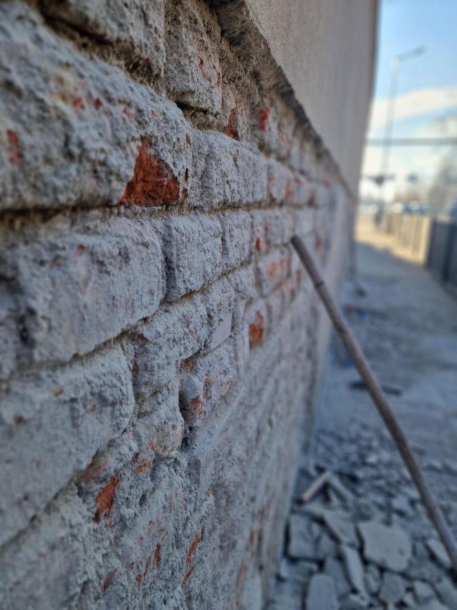 Remont muru kościelnego