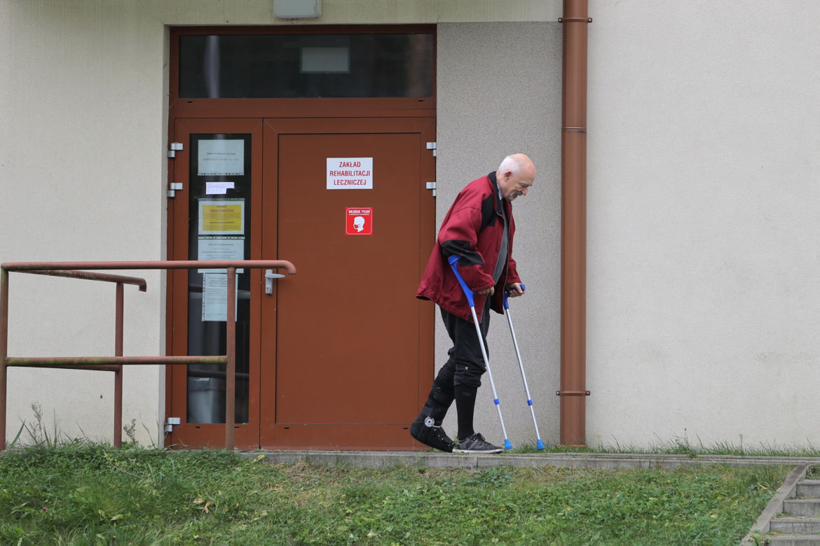 Za kilka tygodni Janusz Korwin-Mikke stanie już na obie nogi.