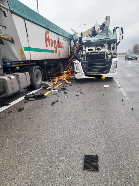 Wypadek na Autostradzie A1 w Częstochowie. Zderzyły się trzy TIRy