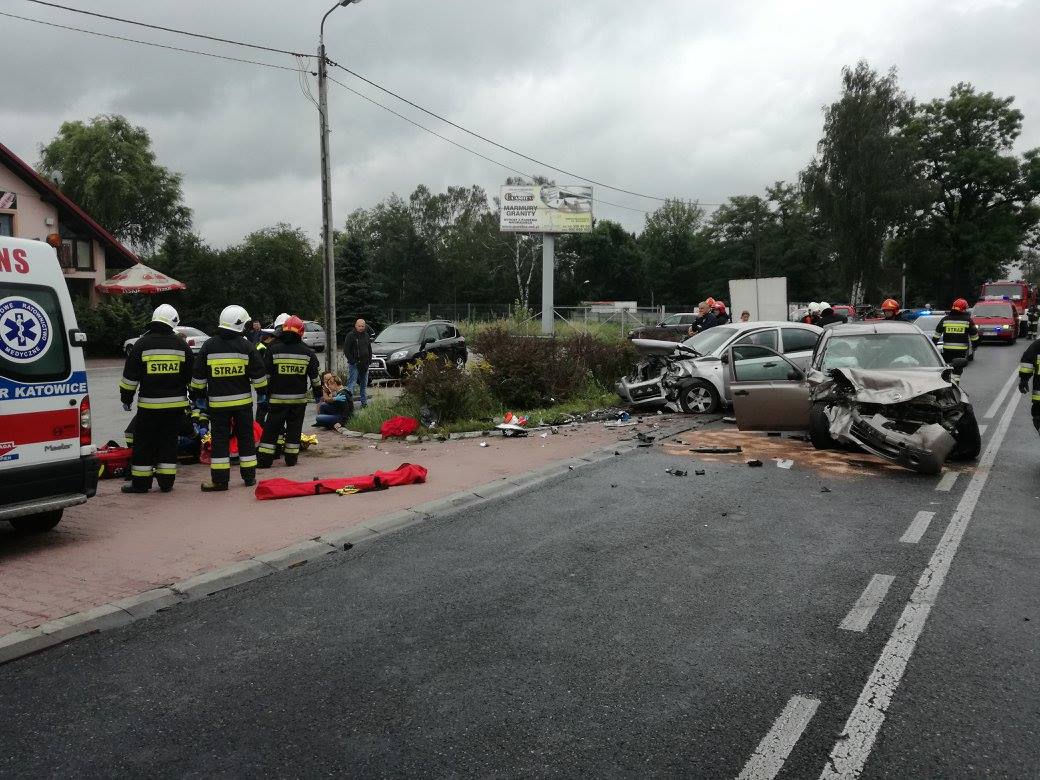 Chełm Śląski: Poważny wypadek na DW934. Rannych zostało pięć osób, w tym jedno dziecko [ZDJĘCIA]