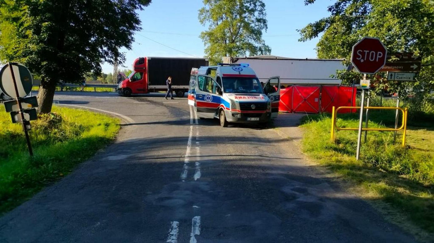 Śmiertelny wypadek pod Wieluniem! 62-latek ofiarą zderzenia trzech pojazdów [ZDJĘCIA].