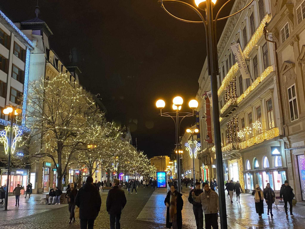 To jeden z najpopularniejszych jarmarków bożonarodzeniowych na świecie! Jak wygląda świąteczna atmosfera w Pradze?