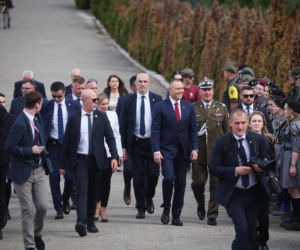 Prezydent RP Karol Nawrocki i pierwsza dama Marta Nawrocka podczas polowej mszy świętej na Polskim Cmentarzu Wojennym pod Monte Cassino