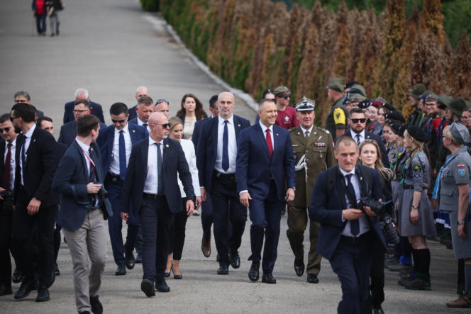 Prezydent RP Karol Nawrocki i pierwsza dama Marta Nawrocka podczas polowej mszy świętej na Polskim Cmentarzu Wojennym pod Monte Cassino