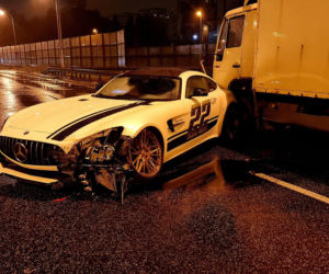 Wypadek na Wale Miedzeszyńskim. Rozbił się mercedes za milion złotych