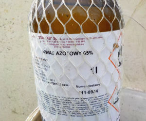Niebezpieczne znalezisko w Falenicy. Ktoś podrzucił groźne chemikalia