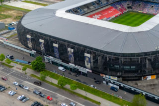 Z zewnątrz otacza go kokon o zaokrąglonych narożnikach. Oświetlony, przybiera klubowe barwy. Stadion w Zabrzu. Dokończy go Podolski