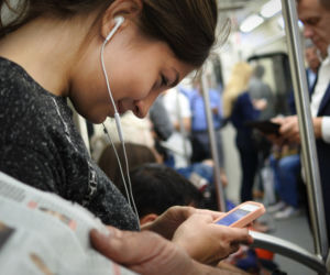Tych rzeczy absolutnie nie róbcie w metrze! 10 najbardziej irytujących zachowań [GALERIA]