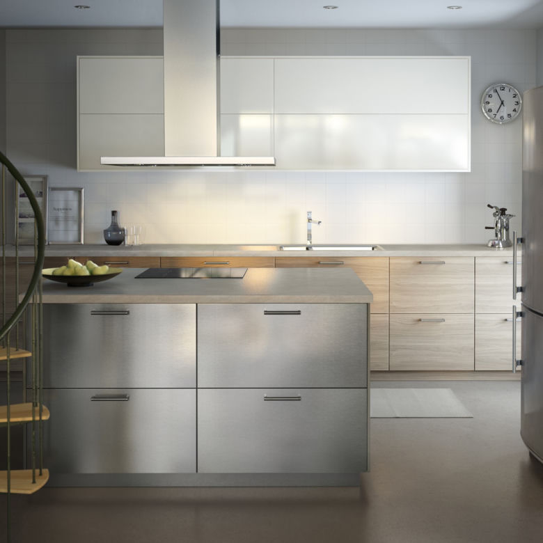 Różne fronty szafek w małej kuchni IKEA