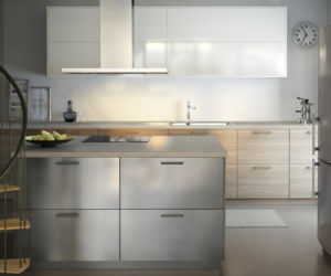 Różne fronty szafek w małej kuchni IKEA