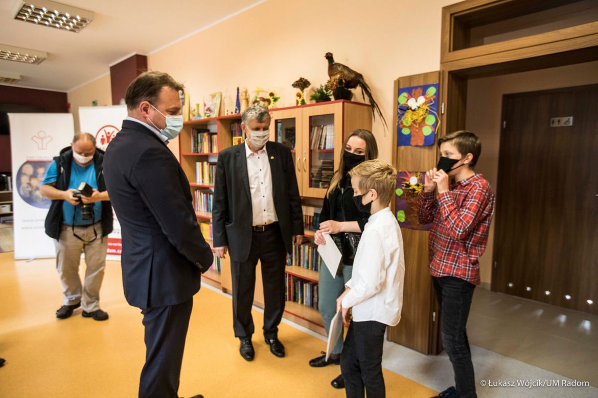 Radom: Synowie zmarłego fizjoterapeuty z Mazowieckiego Szpitala Specjalistycznego otrzymali stypendia