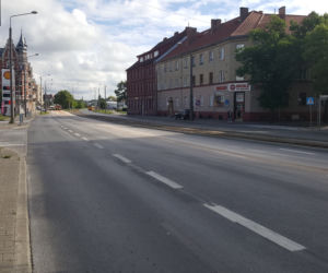 Poważne utrudnienia w centrum Grudziądza. Strażacy usuwają ogromną plamę oleju na ulicy Focha