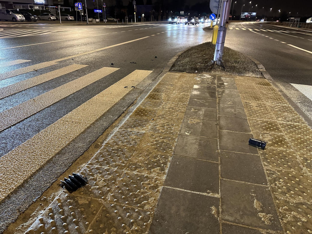 Dramat na drodze. Rozpędzone auto zmiotło rowerzystę z jezdni. Cyklista przeleciał kilkanaście metrów w powietrzu