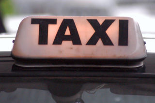 Uczciwy taksówkarz oddał znaleziony portfel