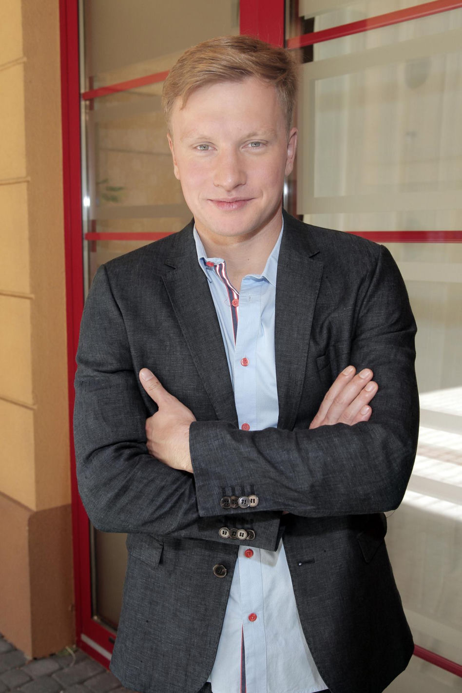 Od nastolatka z "Na Wspólnej" do eleganckiego mężczyzny. Tak zmieniał się Jakub Wesołowski