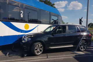 Zignorowała znaki i wjechała w szynobus. Za naruszenie przepisów kierująca BMW straciła prawo jazdy