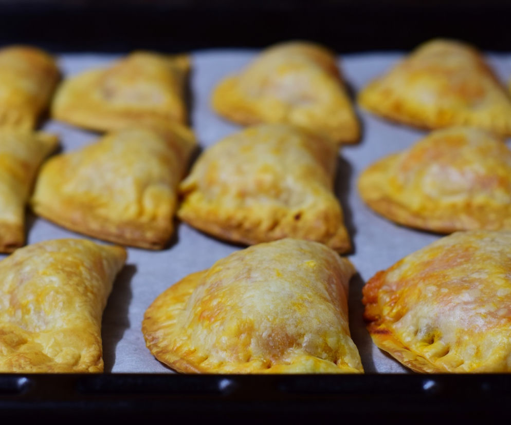 Pierogi z pieca z farszem z młodej kapusty z pieczarkami