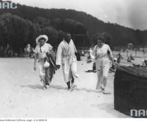 Plażowa moda sprzed lat. Tak wypoczywały nad morzem poprzednie pokolenia [ZDJĘCIA ARCHIWALNE]