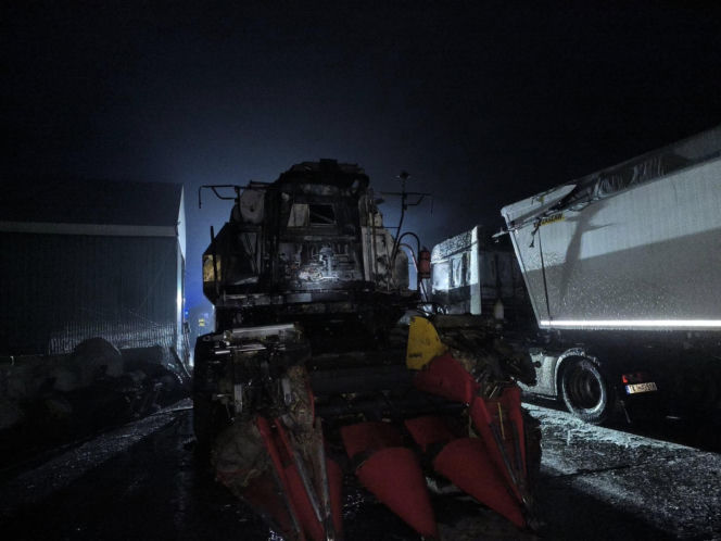 Lubelskie: Ogień trawił ciężarówki i kombajn! Dramatyczna interwencja strażaków w środku nocy