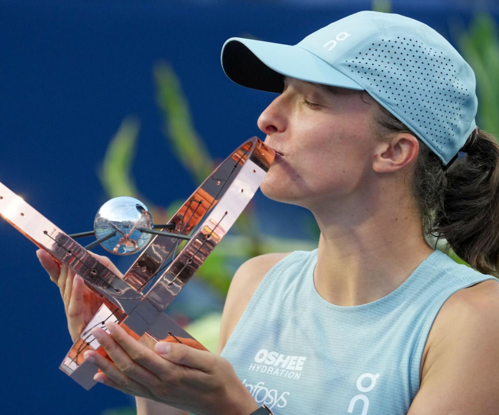 Iga Świątek całuje trofeum po zwycięstwie w Toronto. O losowaniu US Open 2026 przeczytasz na SE Supersport.
