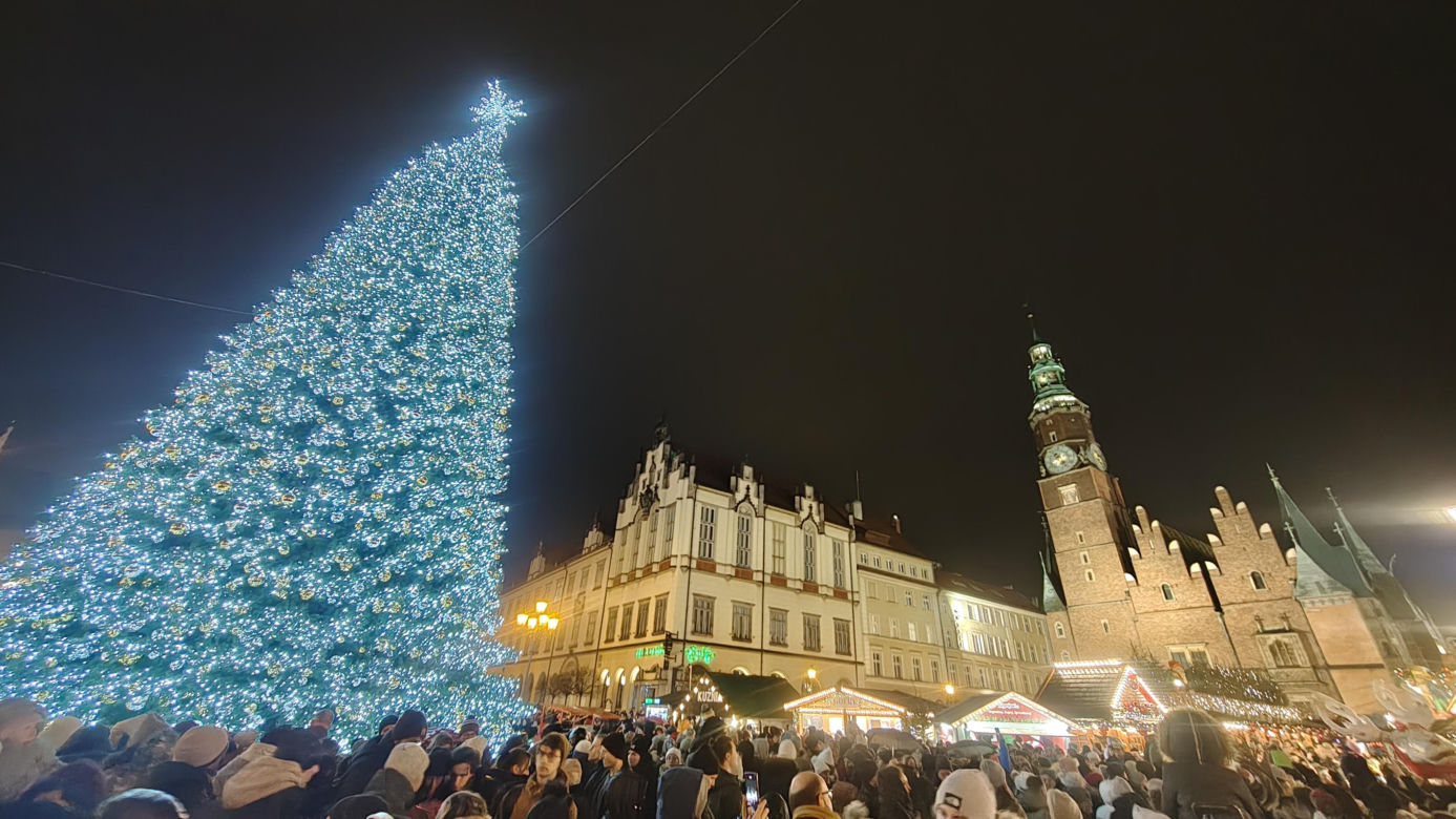 Największa choinka we Wrocławiu już rozświetlona! Tłumy powitały Świętego Mikołaja 