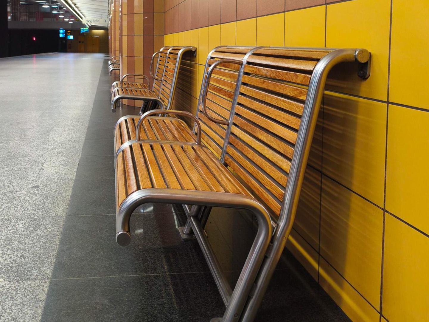 Ławki z podłokietnikami w metrze warszawskim
