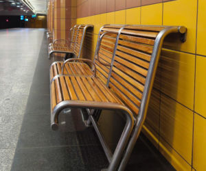 Ławki z podłokietnikami w metrze warszawskim