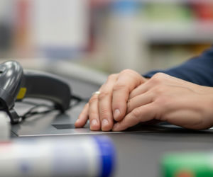 Pracownicy sklepów przed Wigilią. Dlaczego kasjerka błaga o szacunek?