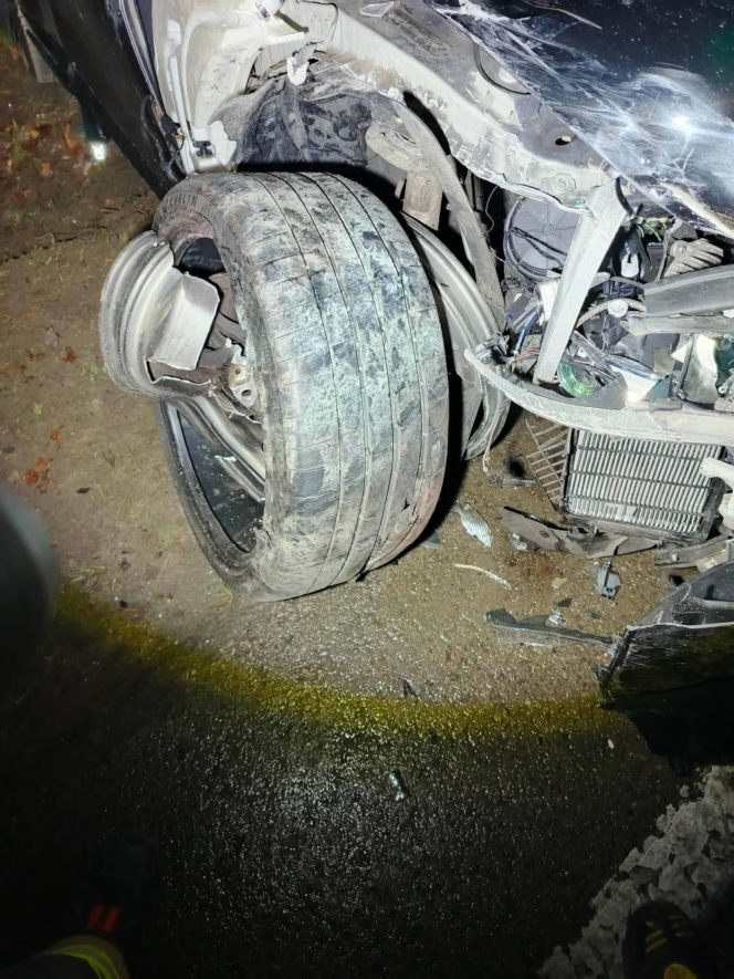 Na drodze Starachowice-Lubienia zderzyły się dwa samochody osobowe. Są poszkodowani w tym nastolatka