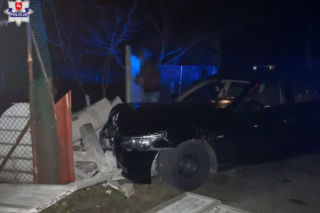 Pijany kierowca BMW staranował ogrodzenie. Zakaz prowadzenia pojazdów posiadał od ponad 2 lat