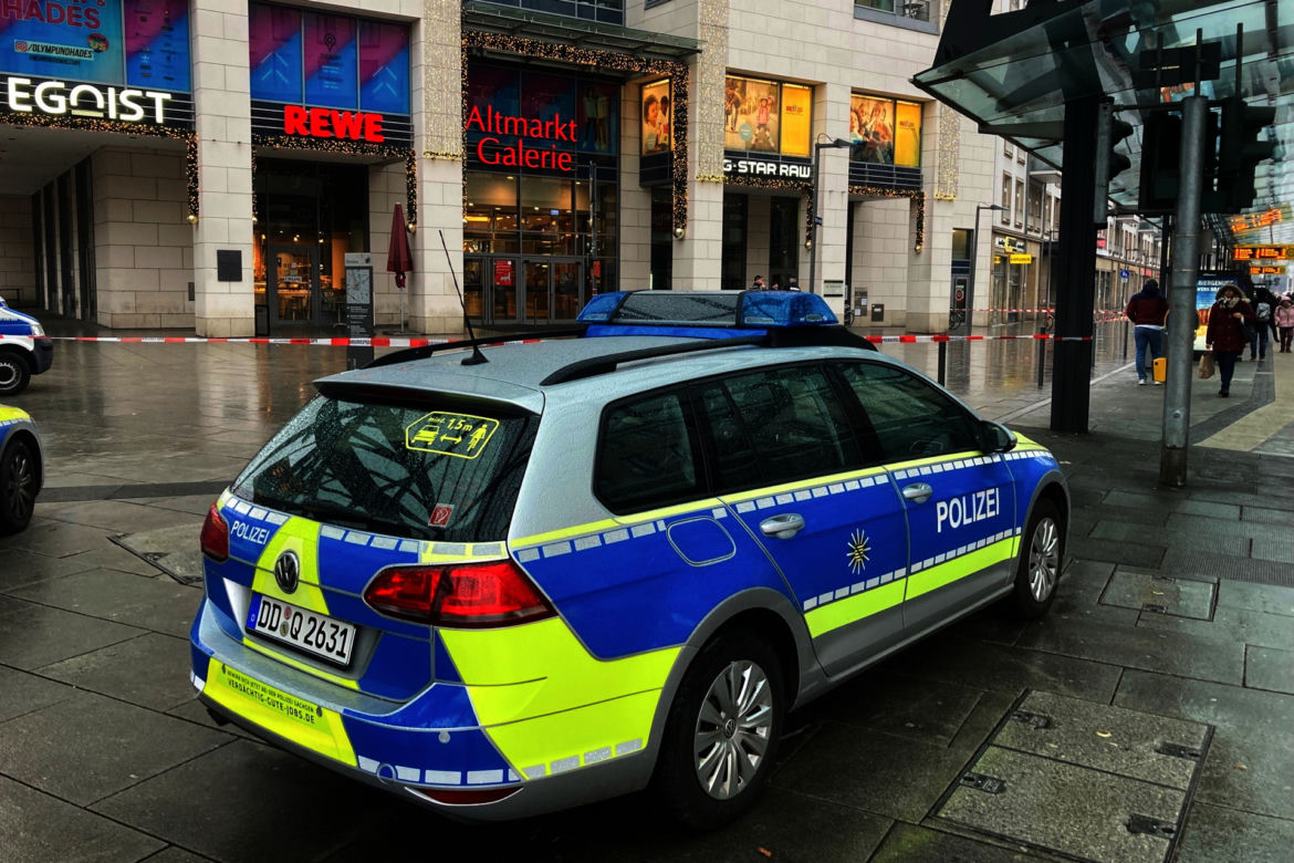 Drezno. Uzbrojony mężczyzna przetrzymuje zakładników w centrum handlowym