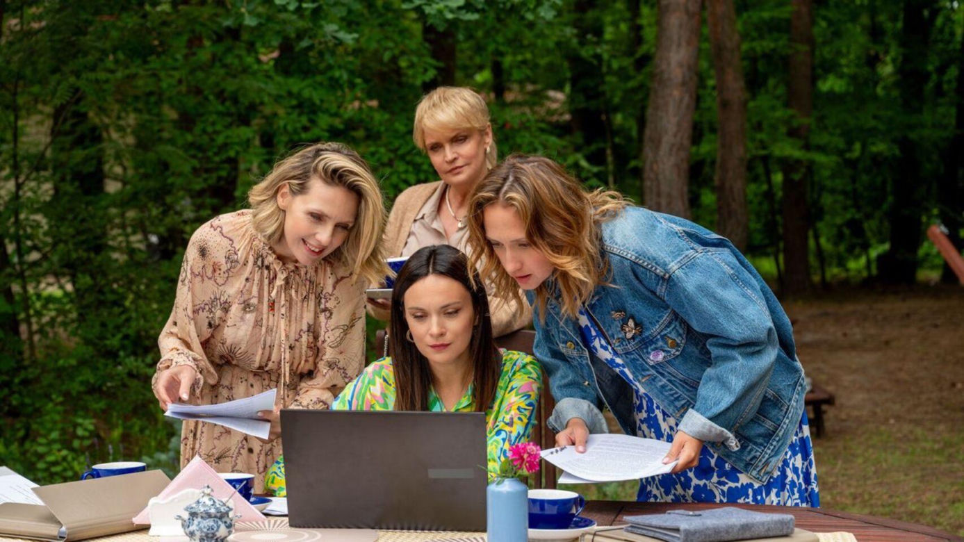 Barwy szczęścia odc. 3081. Małgorzata (Adrianna Biedrzyńska), Asia (Anna Gzyra), Malwina (Joanna Gleń), Natalia (Maria Dejmek)