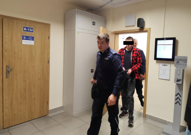 Mateusz P. stanął przed sądem. Odpowiada za nieudzielenie pomocy "kobiecie z windy"