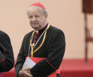 Kard. Dziwisz modlił się w domu ofiar