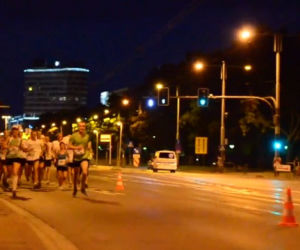 WROCŁAW: I Nocny Półmaraton odwołano, biegacze pobiegli nielegalnie
