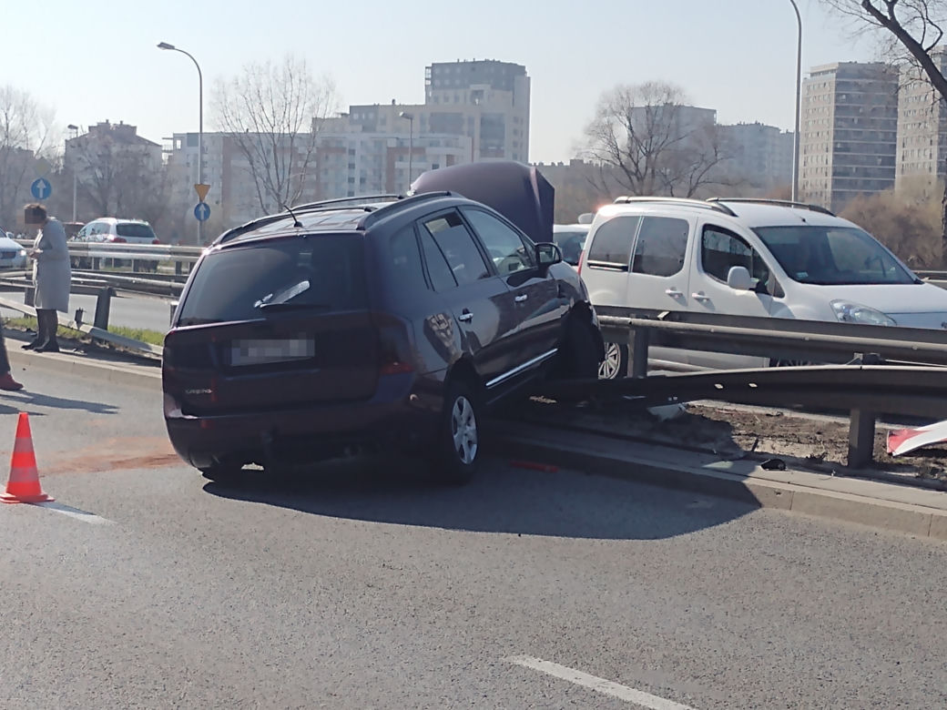 Auto zawisło na barierkach. Groźny wypadek na trasie Siekierkowskiej