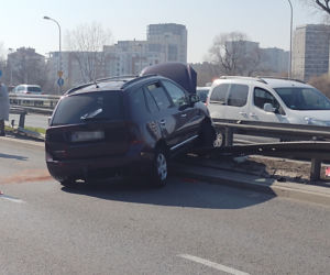 Auto zawisło na barierkach. Groźny wypadek na trasie Siekierkowskiej