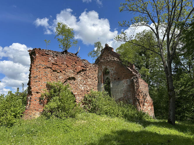 Ta malutka wieś powstała w XIV wieku. Skrywa ruiny gotyckiej świątyni