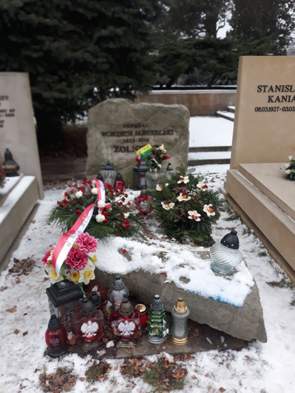 Grób gen. Jaruzelskiego w 40. rocznicę wprowadzenia stanu wojennego
