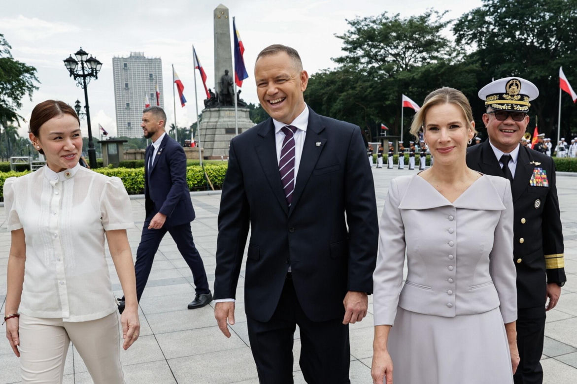 Skromnie i zachwycająco. Marta Nawrocka pokazała klasę na Filipinach