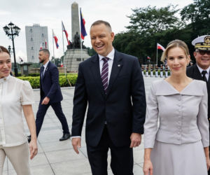 Skromnie i zachwycająco. Marta Nawrocka pokazała klasę na Filipinach