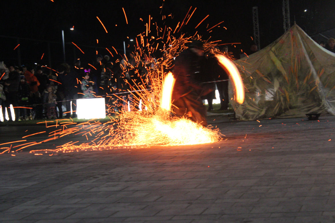 WOŚP 2023 w Krakowie: Fire Show w Nowej Hucie w wykonaniu grupy Spontan Fire