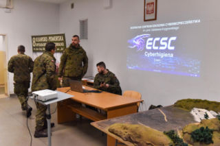 W Toruniu na siarczystym mrozie szkolą się cywile