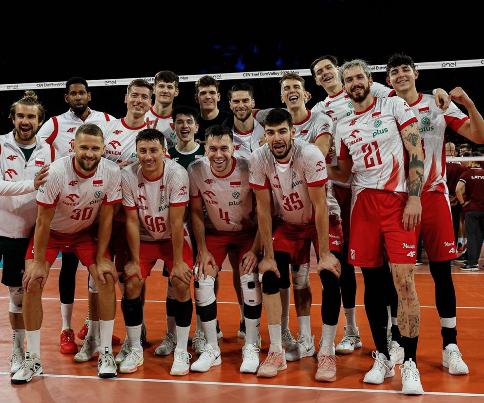 Cieszący się polscy siatkarze na boisku po wygranej z Łotwą. O ich drodze po medal przeczytasz na SE Supersport.